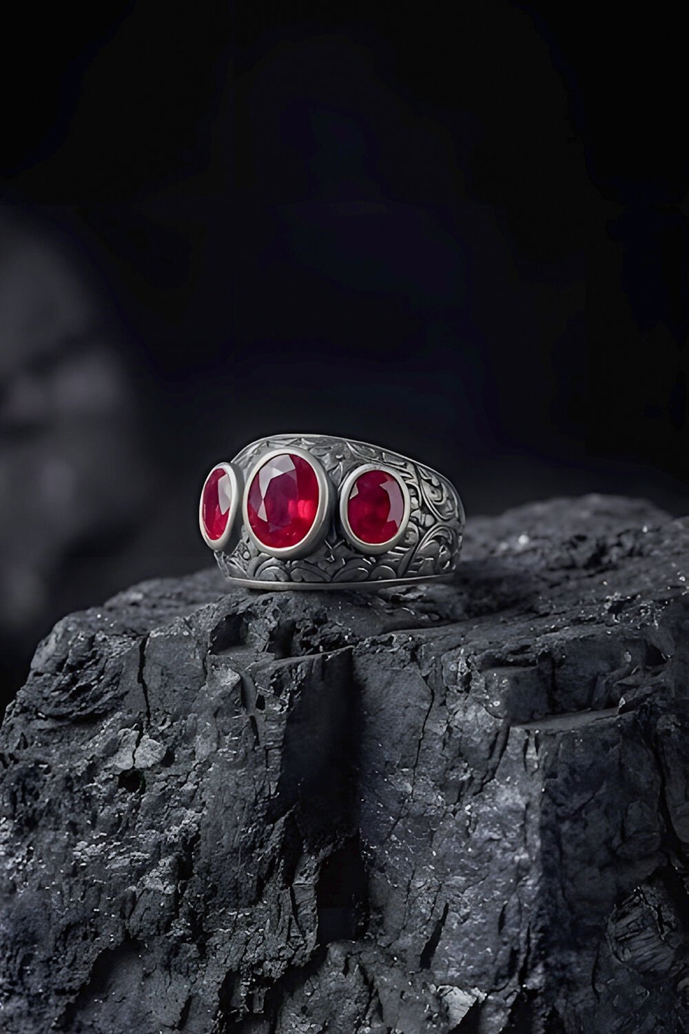 Kalem İşçiliği Özel Tasarım Üç Taş Yakut Zirkon Taşlı Gümüş Yüzük