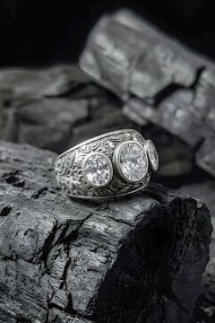 Kalem İşçiliği Özel Tasarım Üç Taşlı Zirkon Gümüş Yüzük