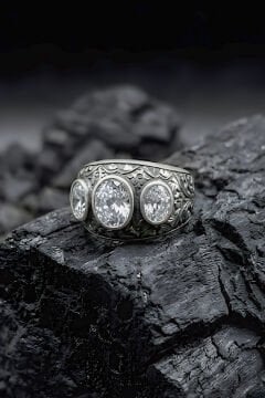 Kalem İşçiliği Özel Tasarım Üç Taşlı Zirkon Gümüş Yüzük