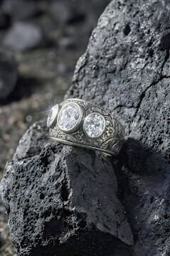 Kalem İşçiliği Özel Tasarım Üç Taşlı Zirkon Gümüş Yüzük