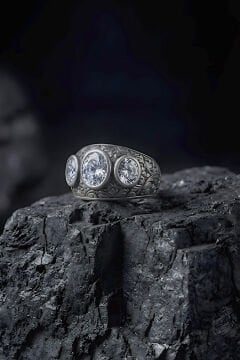 Kalem İşçiliği Özel Tasarım Üç Taşlı Zirkon Gümüş Yüzük