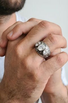 Kalem İşçiliği Özel Tasarım Üç Taşlı Zirkon Gümüş Yüzük