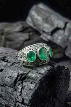 Kalem İşçiliği Özel Tasarım Üç Taş Zümrüt Zirkon Taşlı Gümüş Yüzük