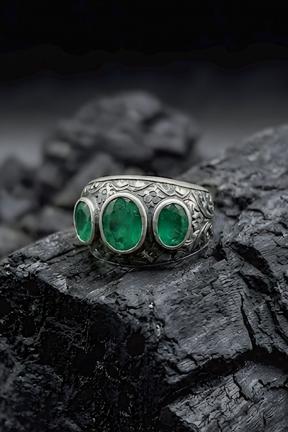 Kalem İşçiliği Özel Tasarım Üç Taş Zümrüt Zirkon Taşlı Gümüş Yüzük