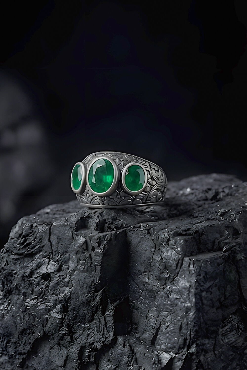 Kalem İşçiliği Özel Tasarım Üç Taş Zümrüt Zirkon Taşlı Gümüş Yüzük