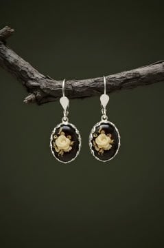 Damla Kehribar İçine Gül Oyma El İşi Gümüş Küpe