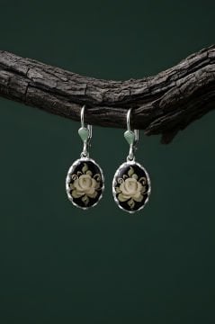 Damla Kehribar İçine Gül Oyma El İşi Gümüş Küpe