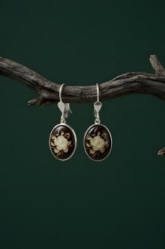 Damla Kehribar İçine Gül Oyma El İşi Gümüş Küpe