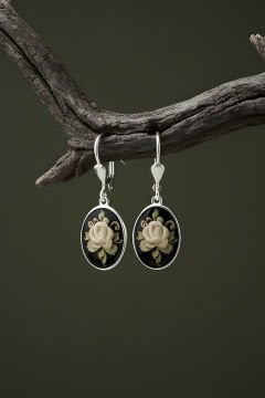 Damla Kehribar İçine Gül Oyma El İşi Gümüş Küpe