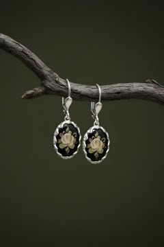 Damla Kehribar İçine Gül Oyma El İşi Gümüş Küpe