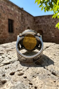 Kalem İşleme Desenli Kaplangözü Taşlı Gümüş Erkek Yüzük