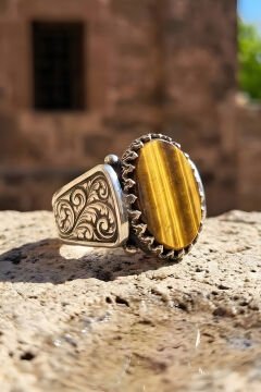 Kalem İşleme Desenli Kaplangözü Taşlı Gümüş Erkek Yüzük