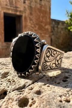 Kalem İşleme Desenli Oniks Taşlı Gümüş Erkek Yüzük