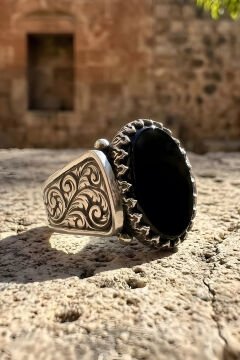 Kalem İşleme Desenli Oniks Taşlı Gümüş Erkek Yüzük