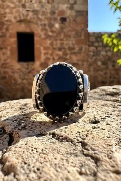 Kalem İşleme Desenli Oniks Taşlı Gümüş Erkek Yüzük