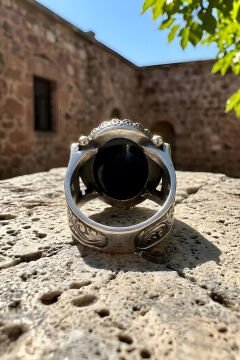 Kalem İşleme Desenli Oniks Taşlı Gümüş Erkek Yüzük