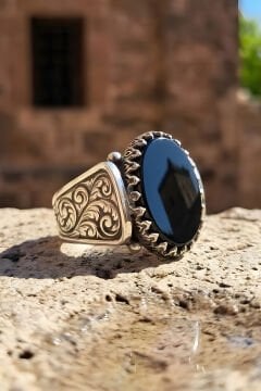 Kalem İşleme Desenli Oniks Taşlı Gümüş Erkek Yüzük