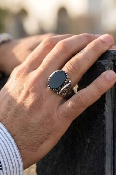 Kalem İşleme Desenli Oniks Taşlı Gümüş Erkek Yüzük