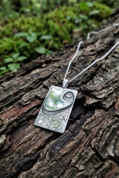 Vav Desenli Plaka Model Gümüş Kolye