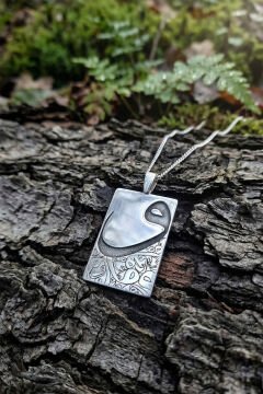 Vav Desenli Plaka Model Gümüş Kolye