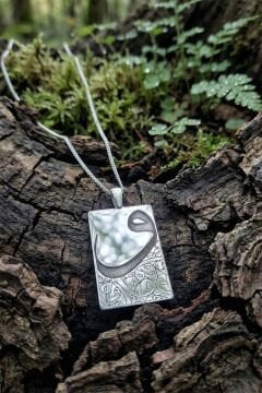 Vav Desenli Plaka Model Gümüş Kolye