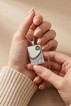 Vav Desenli Plaka Model Gümüş Kolye