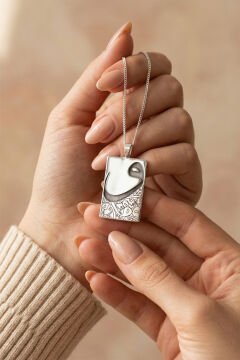 Vav Desenli Plaka Model Gümüş Kolye