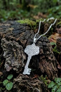 Desenli Anahtar Model Gümüş Kolye