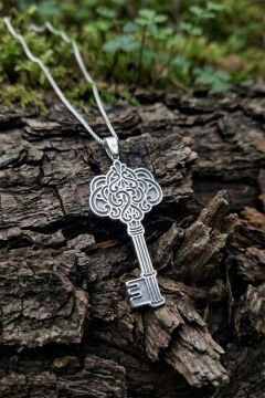 Desenli Anahtar Model Gümüş Kolye