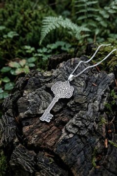 Desenli Anahtar Model Gümüş Kolye