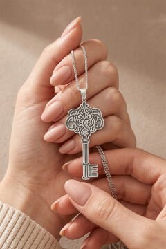 Desenli Anahtar Model Gümüş Kolye
