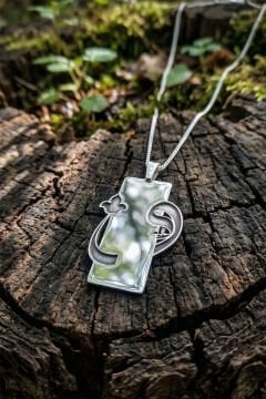 Laleli Vav Model Gümüş Unisex Kolye