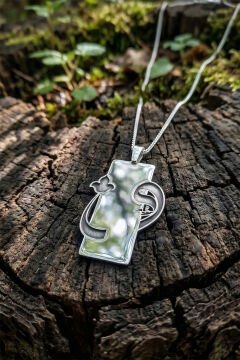 Laleli Vav Model Gümüş Unisex Kolye