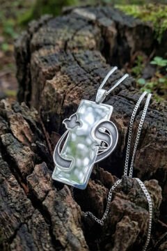 Laleli Vav Model Gümüş Unisex Kolye