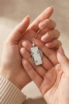 Laleli Vav Model Gümüş Unisex Kolye