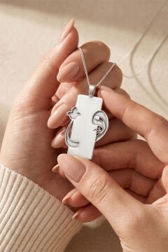 Laleli Vav Model Gümüş Unisex Kolye