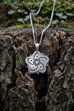 Vav'lı Papatya Model Gümüş Kolye