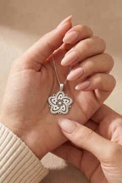 Vav'lı Papatya Model Gümüş Kolye