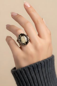 Damla Kehribar İçine Gül Oyma El İşi Gümüş Yüzük