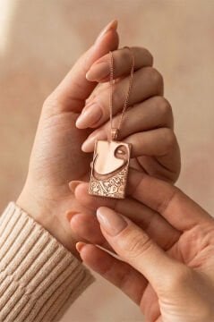 Vav Desenli Plaka Model Gümüş Kolye Rose Rengi