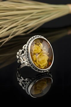 Damla Kehribar İçine Gül Oyma El İşi Gümüş Yüzük