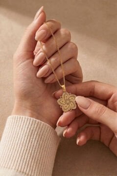 Vav'lı Papatya Model Gümüş Kolye Altın Rengi