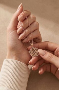 Vav'lı Papatya Model Gümüş Kolye Rose Rengi