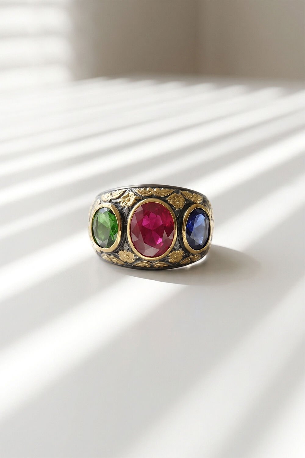 Karışık Renk Zirkon Özel Tasarım Siyah Rodaj Kaplamalı Üç Taşlı Gümüş Yüzük