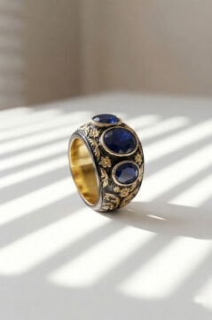 Safir Renk Zirkon Özel Tasarım Siyah Rodaj Kaplamalı Üç Taşlı Gümüş Yüzük