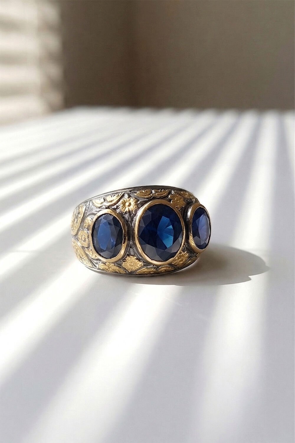 Safir Renk Zirkon Özel Tasarım Siyah Rodaj Kaplamalı Üç Taşlı Gümüş Yüzük