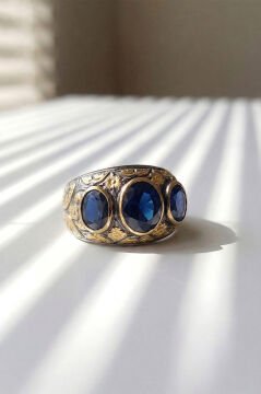 Safir Renk Zirkon Özel Tasarım Siyah Rodaj Kaplamalı Üç Taşlı Gümüş Yüzük