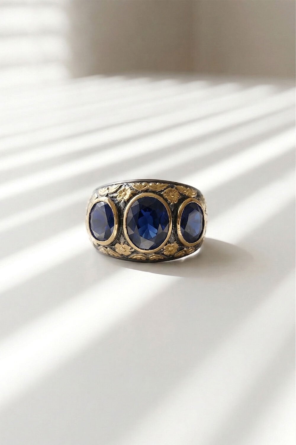 Safir Renk Zirkon Özel Tasarım Siyah Rodaj Kaplamalı Üç Taşlı Gümüş Yüzük