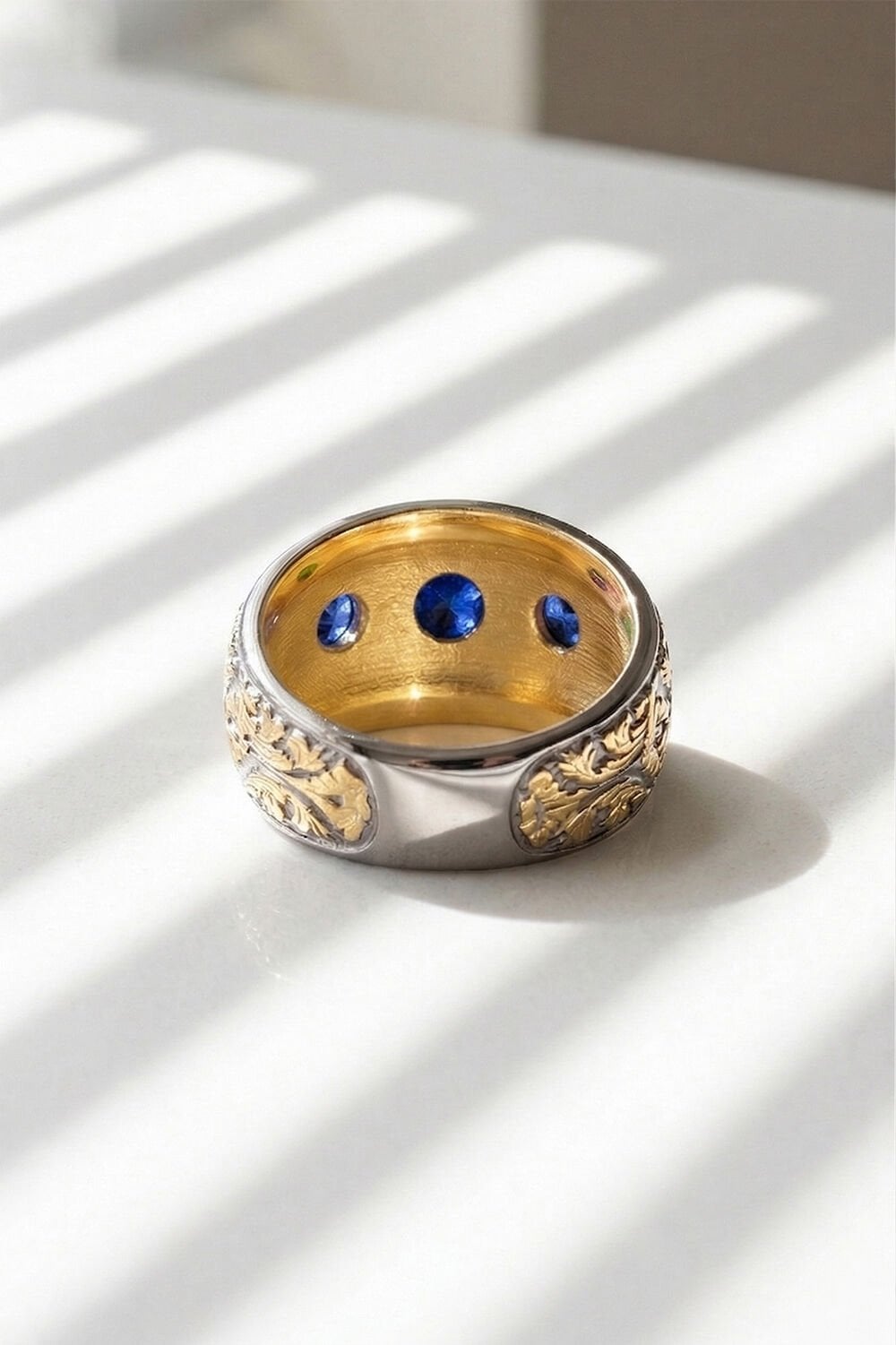 Safir Renk Zirkon Özel Tasarım Siyah Rodaj Kaplamalı Üç Taşlı Gümüş Yüzük