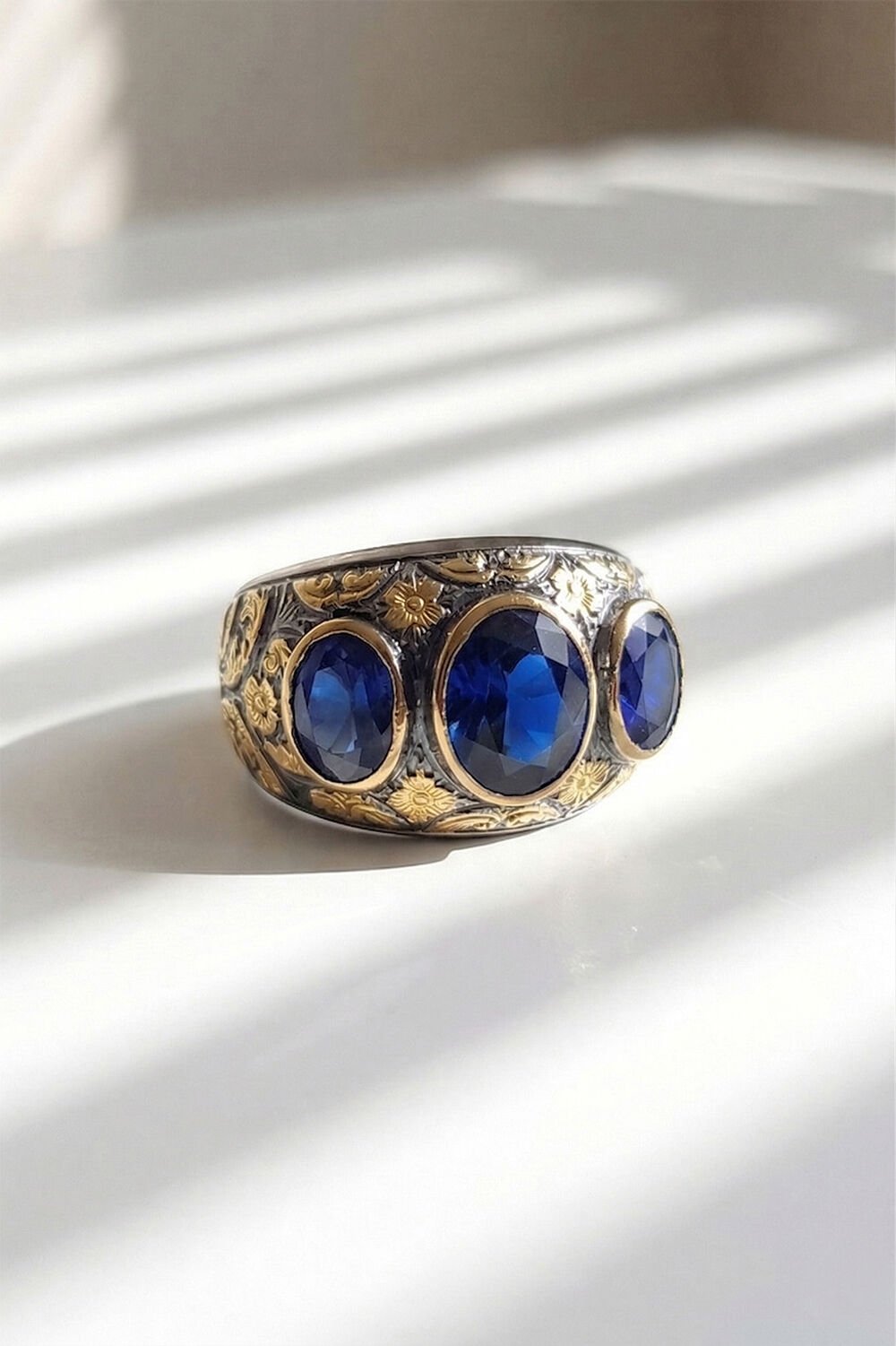 Safir Renk Zirkon Özel Tasarım Siyah Rodaj Kaplamalı Üç Taşlı Gümüş Yüzük